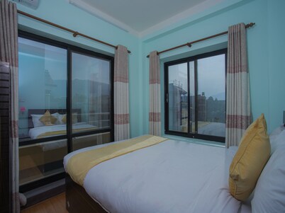 OYO 271 Hotel Golden Three