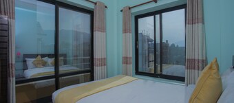 OYO 271 Hotel Golden Three