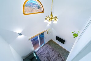 Huone | Olohuone | 42–tuumainen taulutelevisio, jossa kaapelikanavat