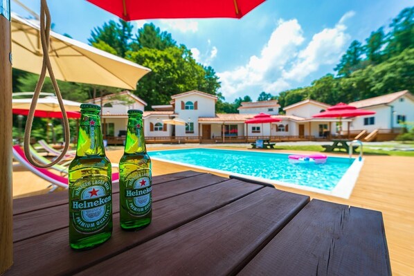 Kauden mukainen ulkouima-allas