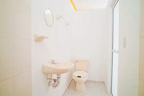 Shower, hair dryer, towels, soap - OYO Hospedaje Colibri (Chiapa de Corzo)