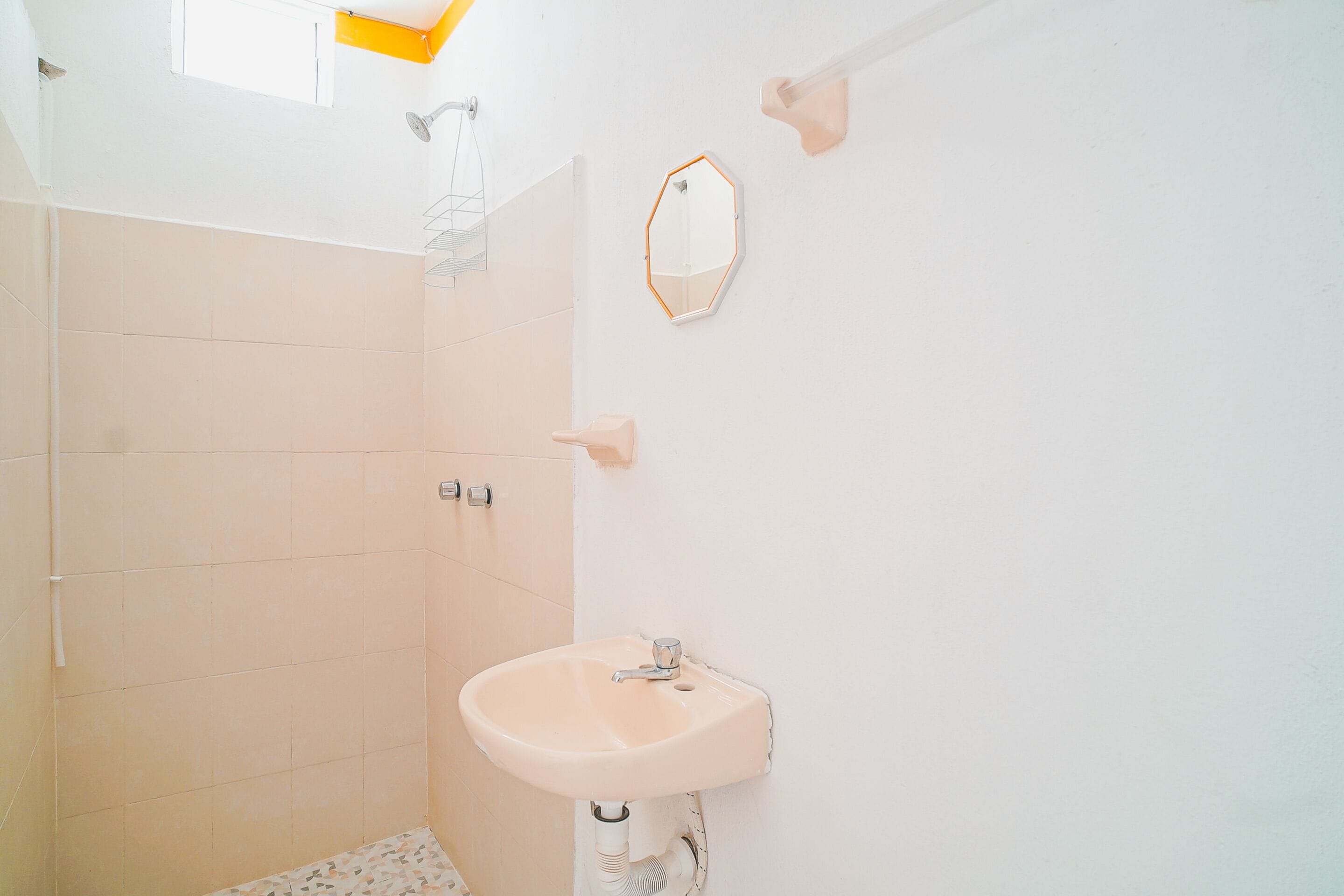 Regadera, secadora de cabello, toallas, jabón 