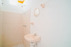 Douche, sèche-cheveux, serviettes fournies, savon