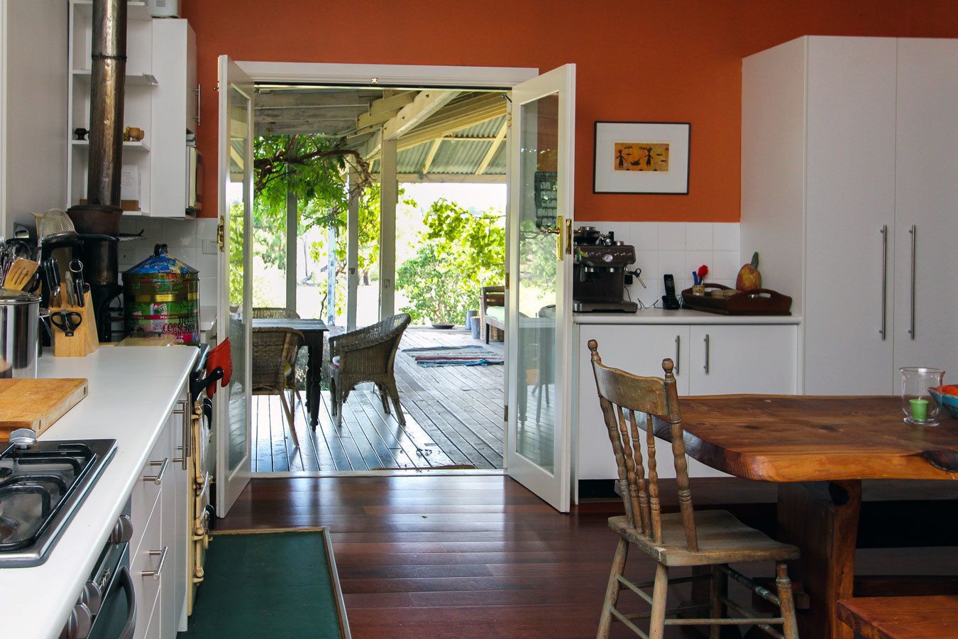 Full-size fridge, microwave, oven, stovetop