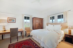 4 bedrooms, iron/ironing board, rollaway beds, free WiFi - Lone Pine Farmhouse (Meroo)