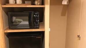 A kitchen with a microwave and a dishwasher on a wooden shelf. - Shiki Shiki Ponto (Kyoto)
