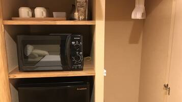 Private Vacation Home | Desk, free WiFi, bed sheets