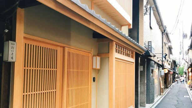 A traditional Japanese building with wooden sliding doors and a small entrance. - Shiki Shiki Ponto (Kyoto)