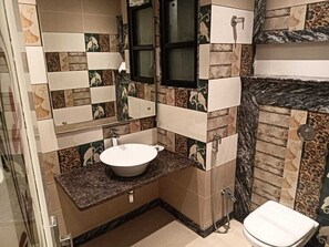 Deluxe-Zimmer, 1 King-Bett, Nichtraucher | Badezimmer | Dusche, Regendusche, kostenlose Toilettenartikel, Hausschuhe