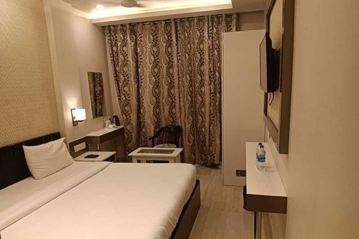 Ropa de cama de alta calidad y caja de seguridad en la habitación 