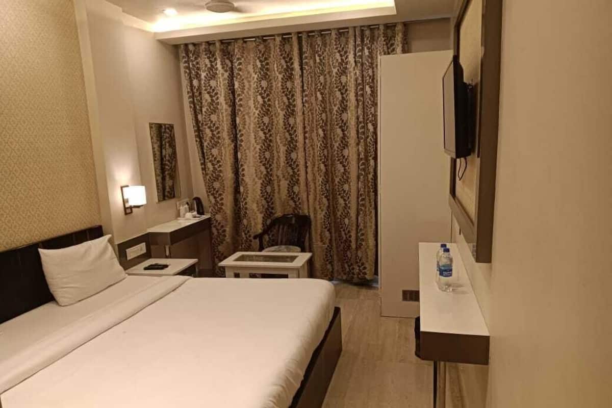 Standard Room, 1 Double Bed, Non Smoking | Premium bedding, in-room safe, desk, blackout drapes