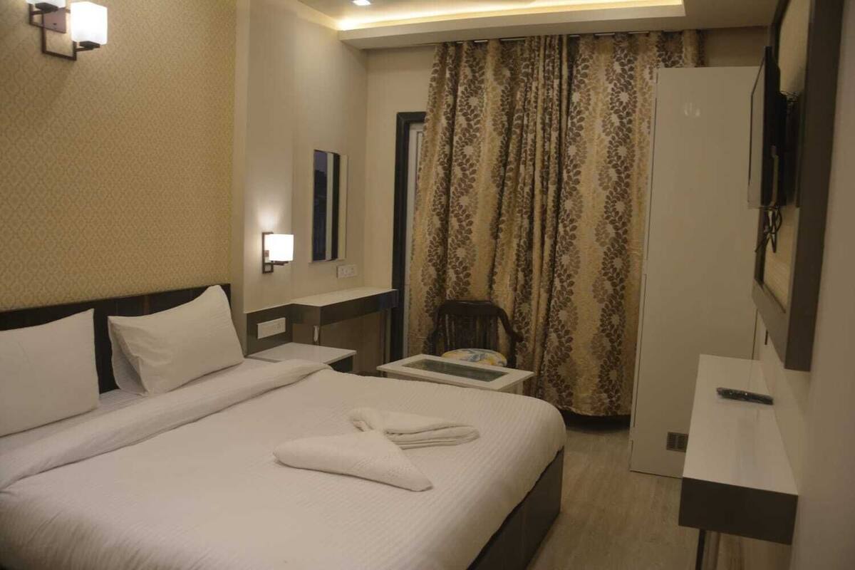 Ropa de cama de alta calidad y caja de seguridad en la habitación 