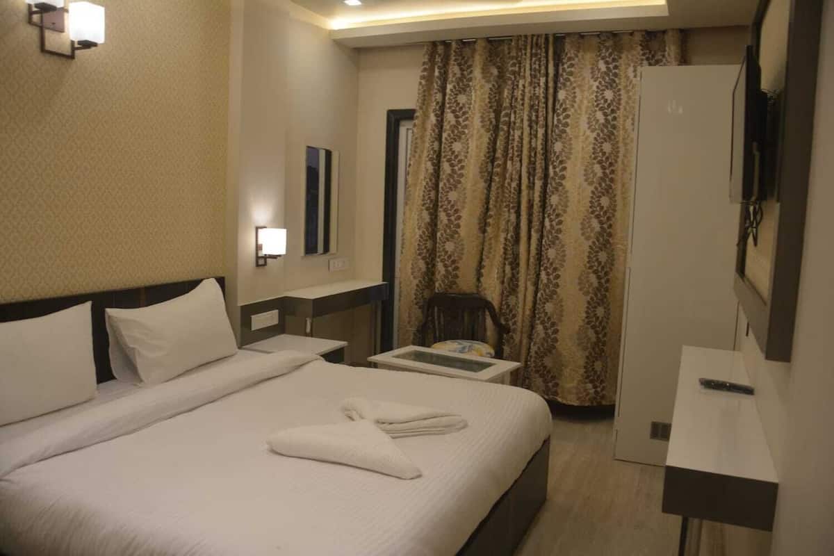 Deluxe Room, 1 King Bed, Non Smoking | Premium bedding, in-room safe, desk, blackout drapes