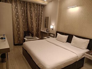 Deluxe-Zimmer, 1 King-Bett, Nichtraucher | Hochwertige Bettwaren, Zimmersafe, Schreibtisch, Verdunkelungsvorhänge