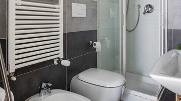 Kamar Superior, 1 Tempat Tidur Queen dengan tempat tidur Sofa | Kamar mandi | Shower, perlengkapan mandi desainer, pengering rambut, dan sandal