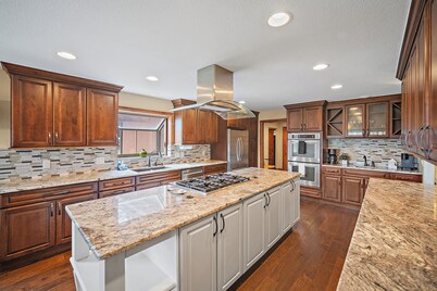 INDOOR 44ft HEATED POOL,6BR 4BA,HOT TUB wPIKES PEAK VIEWS,POOL TABLE, SLEEPS 20!