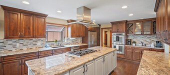 INDOOR 44ft HEATED POOL, 6BR 4BA 17BED, HOT TUB, PIKES PEAK VIEWS, POOL TABLE!!