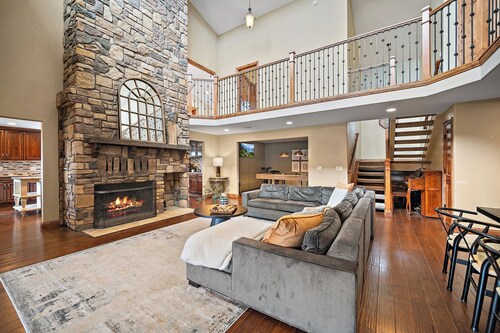 INDOOR 44ft HEATED POOL,6BR 4BA,HOT TUB wPIKES PEAK VIEWS,POOL TABLE, SLEEPS 20!