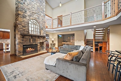 INDOOR 44ft HEATED POOL,6BR 4BA,HOT TUB wPIKES PEAK VIEWS,POOL TABLE, SLEEPS 20!