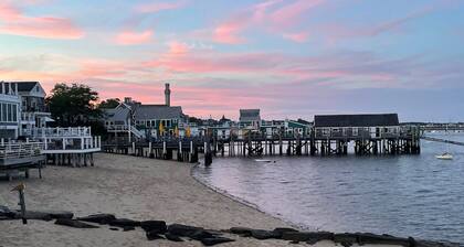 Tilava huoneisto parkkipaikalla --- aivan kaupallisella kadulla!