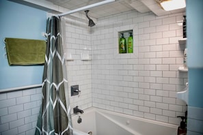 Tina con regadera, secadora de cabello, toallas, jabón 