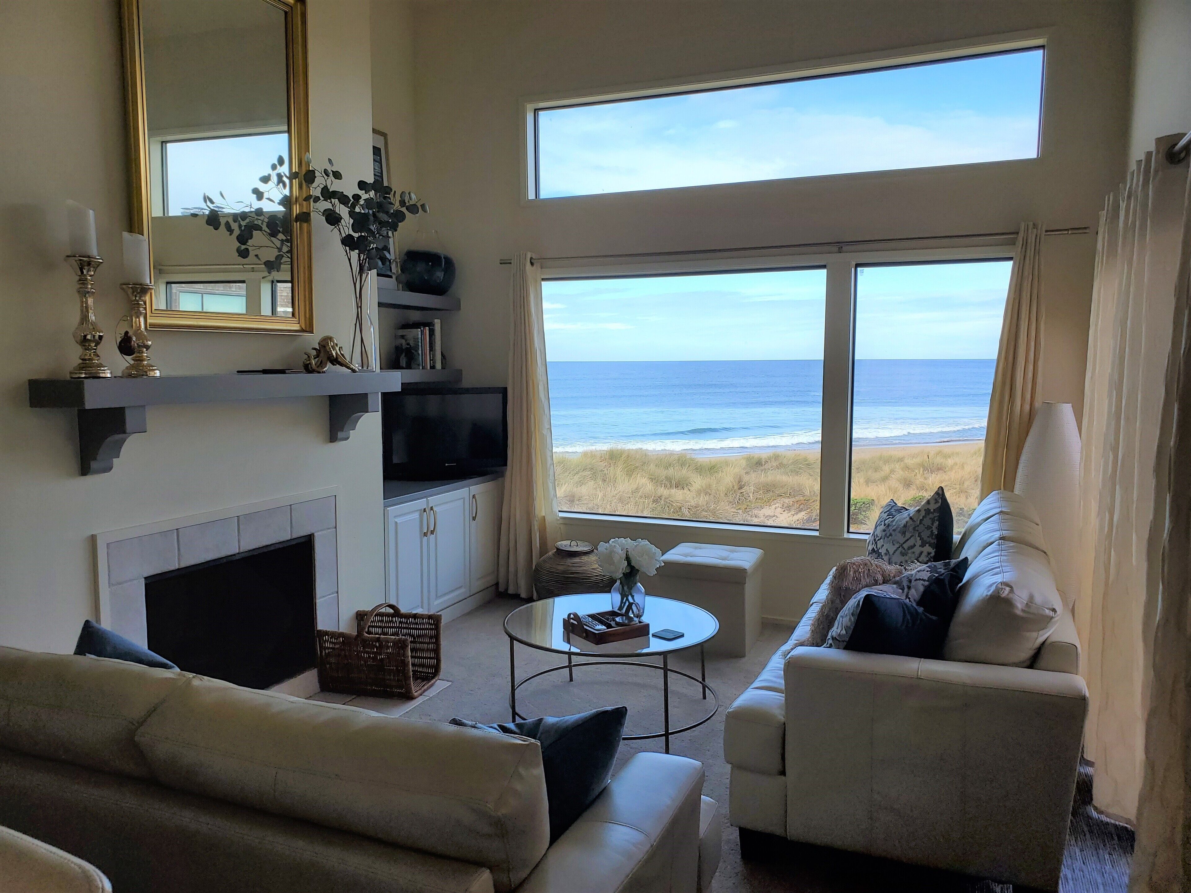 Beachfront Top Floor Condo - One Minute Walk To The Beach - Spectacular View! - 몬트레이 만