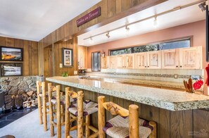 Dining - Cozy Family Vacation Home! Walking way to Village and SHARK - 8 Passes! (Sunriver)