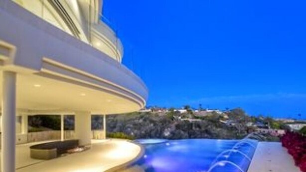 A modern building with a pool and outdoor seating area. - Magnificent ocean view luxury mansion in La Jolla, California. Pool and Spa (San Diego)