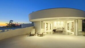 A modern, circular building with a spacious interior, a bed, and a seating area. - Magnificent ocean view luxury mansion in La Jolla, California. Pool and Spa (San Diego)