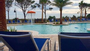 Una piscina al aire libre, una piscina climatizada