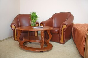 Dobbelt- eller tomannsrom – standard, flere senger | Blendingsgardiner, strykejern/-brett, wi-fi (inkludert) og sengetøy