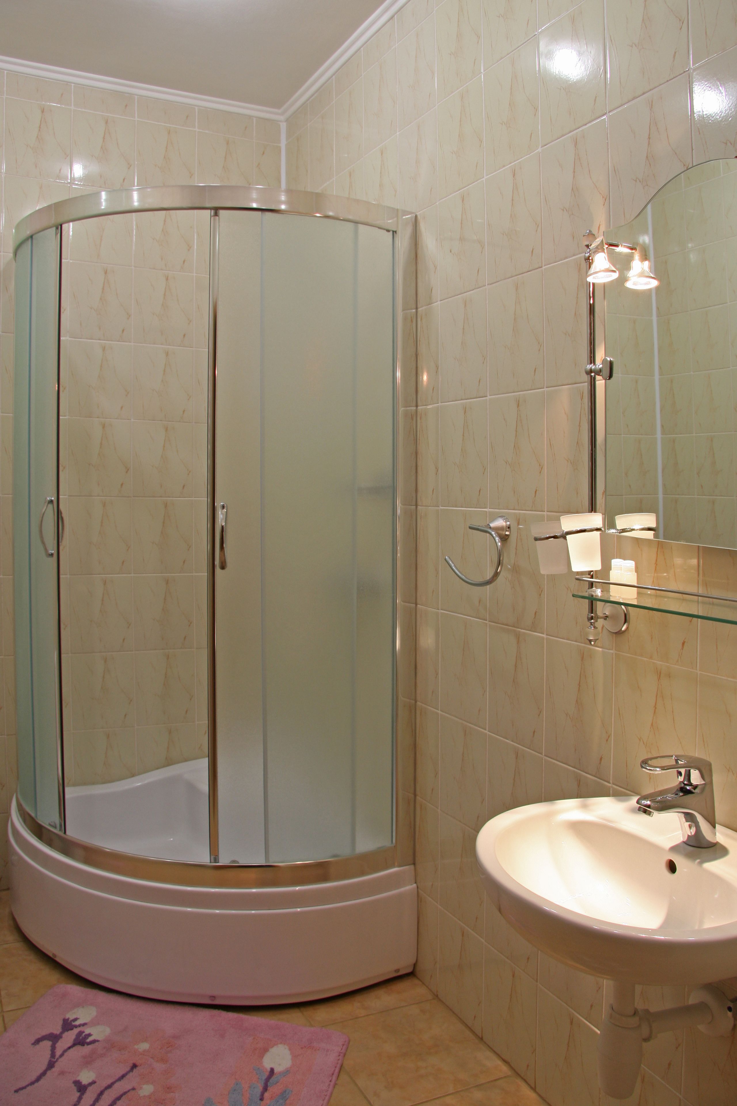 Family Suite, City View | Bathroom shower