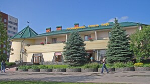 A hotel with a green roof, multiple balconies, and a sign indicating it is a hotel. - Hotel Ekran (Lviv)