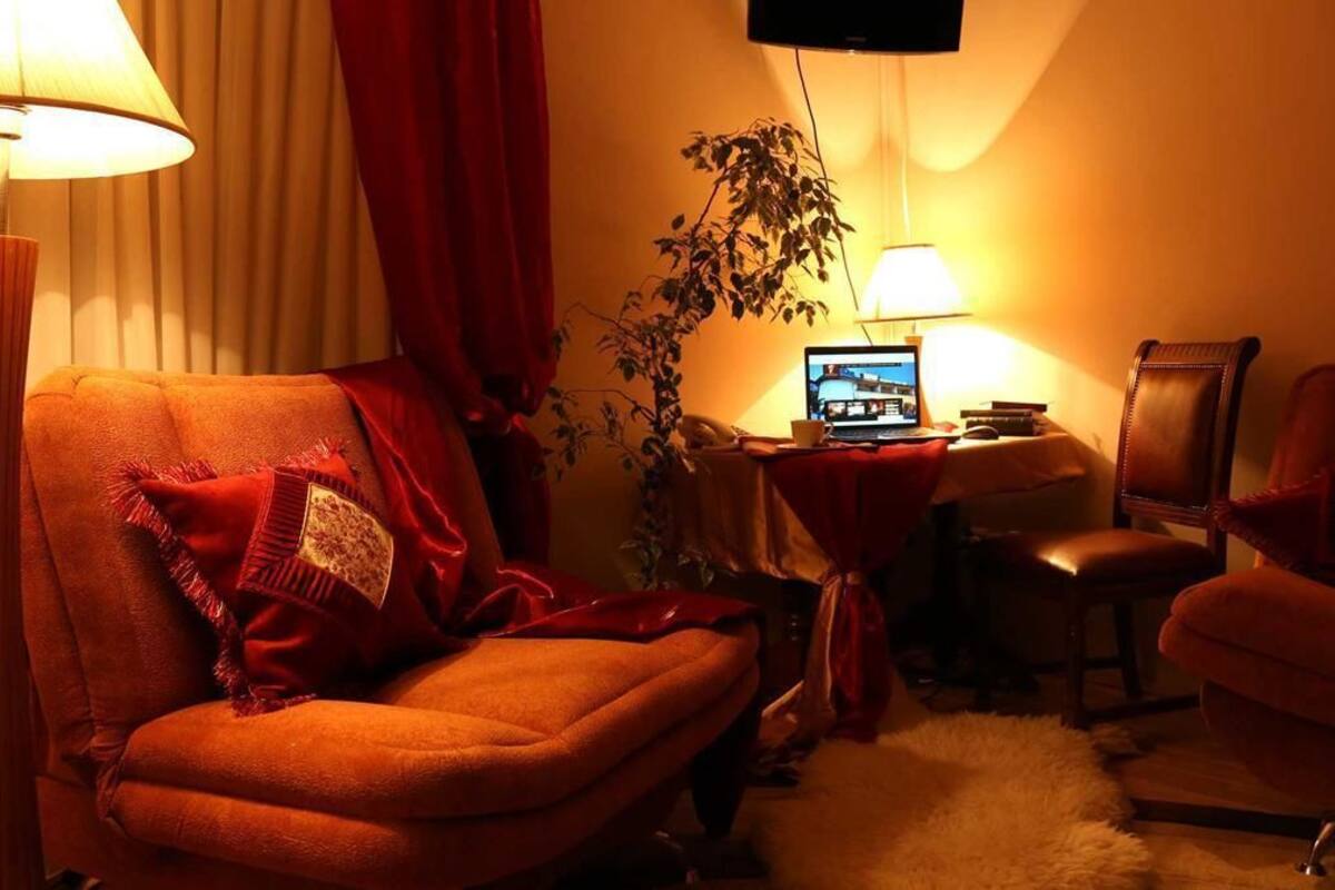Suite familiar, vistas a la ciudad | Sala de estar | Una televisión