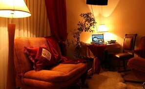 Familiesuite, byutsikt | Oppholdsrom | TV