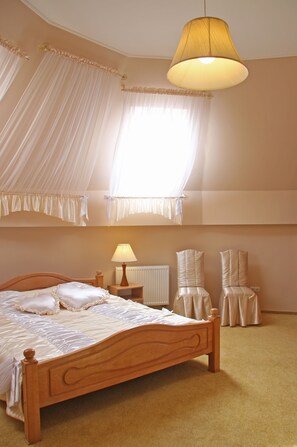 Habitación doble Deluxe, 1 cama King size | Cortinas blackout, tabla de planchar con plancha y wifi gratis 