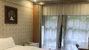 豪華大床房 | 房內夾萬、書桌、遮光窗簾/窗簾、熨斗/熨衫板