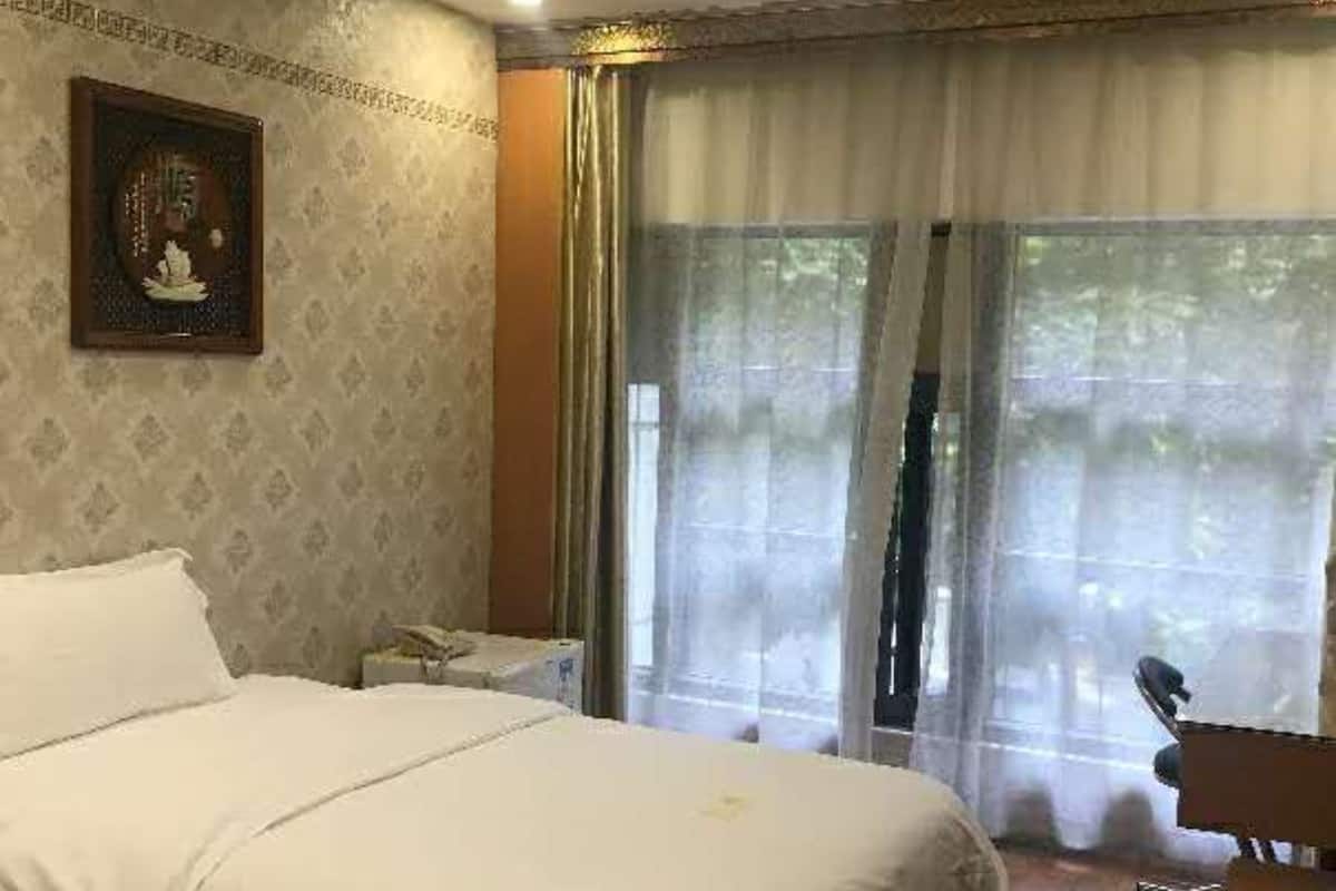 豪华大床房 | 客房内保险箱、办公桌、遮光窗帘、熨斗/熨板