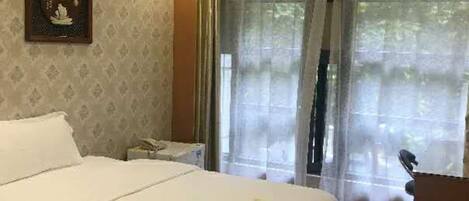 Deluxe Double Room | In-room safe, desk, blackout drapes, iron/ironing board