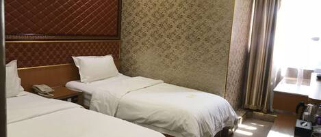 Deluxe Twin Room | In-room safe, desk, blackout drapes, iron/ironing board