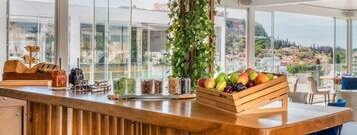 Café da manhã completo diário (EUR 18 por pessoa) 