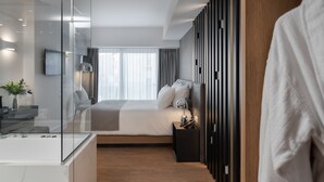 Rom – deluxe, massasjebadekar | Sengetøy av topp kvalitet, minibar, safe på rommet og skrivebord