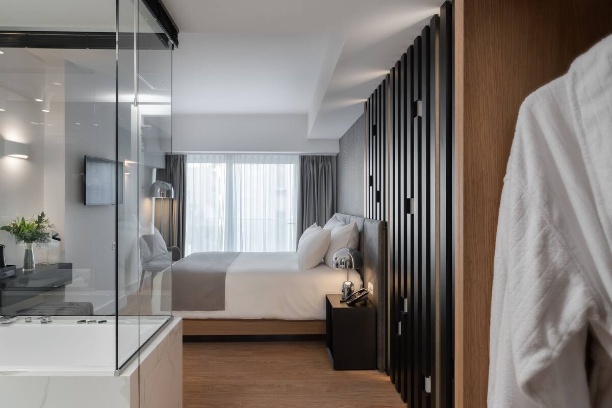Deluxe Room, Jetted Tub | Premium bedding, minibar, in-room safe, desk