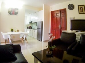 อพาร์ทเมนท์, 2 ห้องนอน | บริเวณนั่งเล่น | ทีวีจอแอลซีดี