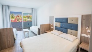 Habitación familiar | Ropa de cama de alta calidad, minibar, caja fuerte