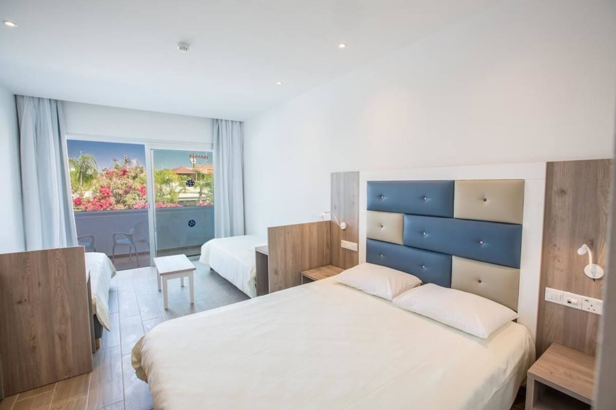 Family Room | Premium bedding, minibar, in-room safe, soundproofing