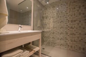 Shower, free toiletries, hair dryer, towels - Stratovarius Luxury Rooms (Ayia Napa)