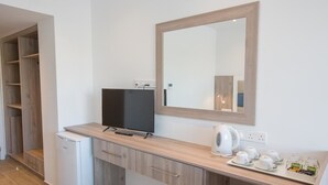 Habitación familiar | Ropa de cama de alta calidad, minibar, caja fuerte