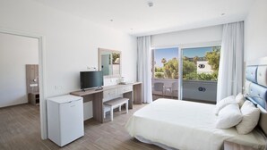 Habitación superior, 2 habitaciones | Ropa de cama de alta calidad, minibar, caja fuerte