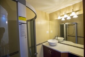 Appartement, 1 chambre | Salle de bain | Douche, articles de toilette (gratuits), séchoir à cheveux, pantoufles